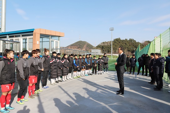 김명원 광양 부시장이 광양시를 찾은 선수들의 동계전지훈련장을 방문해 선수단을 격려하고 있는 모습이다.
