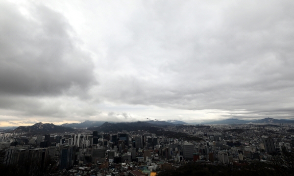 비가 그치고 흐린 날씨를 보인 지난 4일 오전 서울 용산구 N서울타워에서 바라본 하늘에 구름이 끼어있다. [뉴시스]