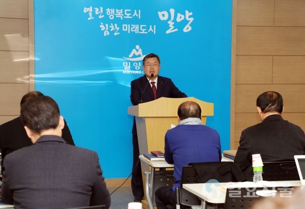 22일, 박일호 밀양시장이 경자년 새해를 맞아 시청 브리핑룸에서 신년 기자회견을 하고 있다. @ 밀양시 제공
