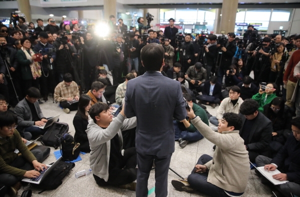 안철수 전 바른미래당 의원이 지난 19일 오후 귀국해 인천국제공항에서 기자회견을 갖고 있다. [뉴시스]