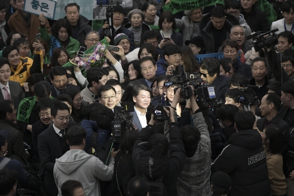 안철수 전 바른미래당 의원이 지난 19일 인천국제공항에서 취재진들에게 둘러싸여 있다. [뉴시스]