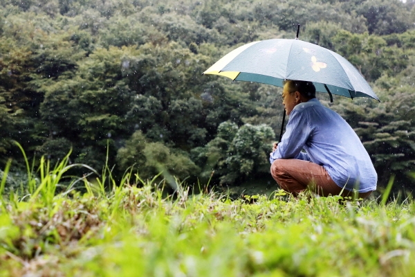 문재인 대통령이 지난 2018년 9월29일 오전 경남 양산시 사저 뒷산에서 산책을 하고 있다. (사진=청와대 제공) [뉴시스]