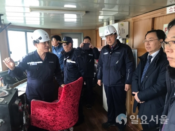 문승욱 경제부지사가 지난 23일, 설 명절을 앞두고 여객선 운항현장 방문에 나섰다. @ 경상남도 제공