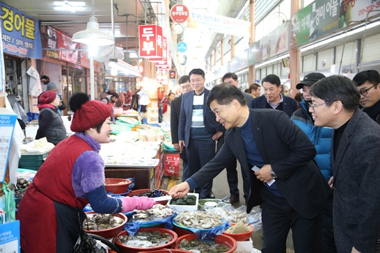 장석웅 전남교육감이 목포 동부 전통시장을 방문했다.