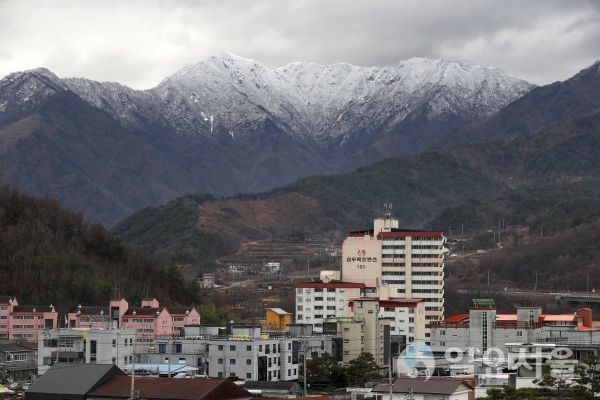 하얀 눈 덮힌 산청 웅석산과 읍전경 @ 산청군 제공