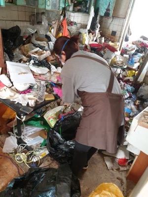 20년 이상 생활폐기물과 음식물쓰레기를 치우고 있는 봉사자
