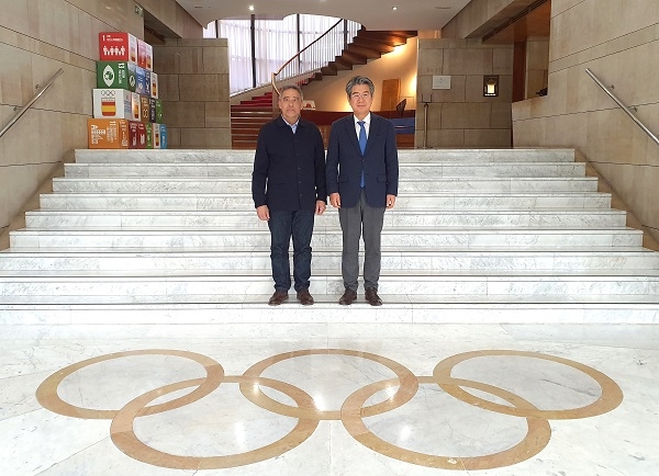 김성조 공사 사장(좌측)이 스웨덴 올림픽위원회를 방문해 관계자와 기념사진을 찍고 있다.