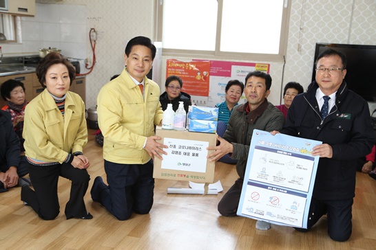 지난 3일 신종코로나바이러스 감염증 예방을 위해 전동평 영암군수가 신북 마을회관을 방문했다.