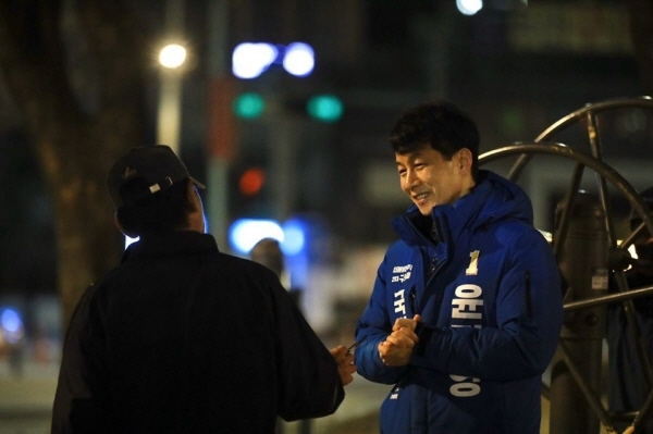 윤건영 전 청와대 국정상황실장이 지난달 31일 서울 구로을 출마를 선언하고 지역에서 선거 유세 활동을 펼치고 있는 모습.