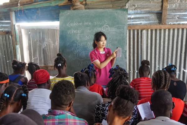 지난해 8월 아이티 토백에서 진행된 영어 아카데미에서 교육학을 전공하고 있는 오다혜씨가 학생들에게 영어를 가르치고 있다.