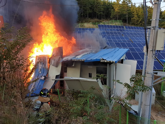 경남 하동군 진교면 태양광발전설비 ESS(에너지 저장장치)에서 21일 오후 4시 14분께 과부화 등으로 화재가 발생했다. (사진=하동소방서 제공) 뉴시스