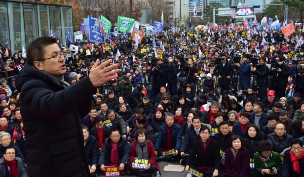 황교안 자유한국당 대표가 17일 국회의사당역 앞에서 열린 '공수처법·선거법 날치기 저지 규탄대회'에서 발언을 하고 있다. [뉴시스]