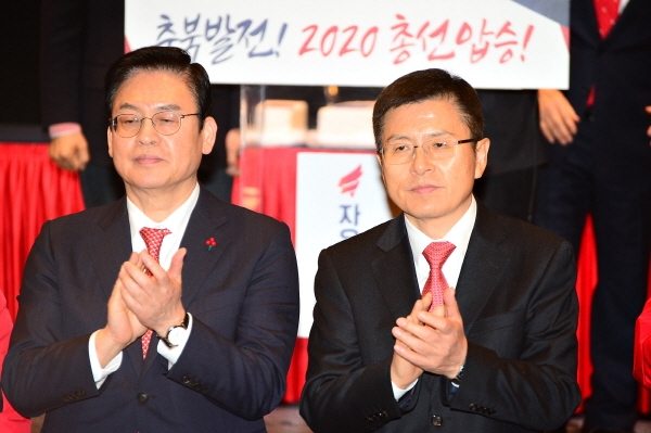 황교안(오른쪽) 자유한국당 대표와 정우택(왼쪽) 의원. [뉴시스]