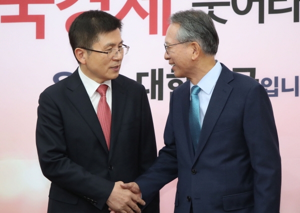 황교안(왼쪽) 자유한국당 대표와 김형오(오른쪽) 한국당 공천관리위원회 위원장 [뉴시스]