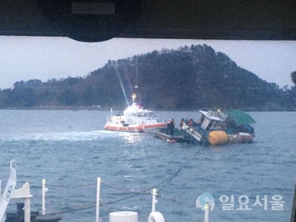 연대도 인근해상 좌초선박 발생 구조 @ 통영해양경찰서 제공