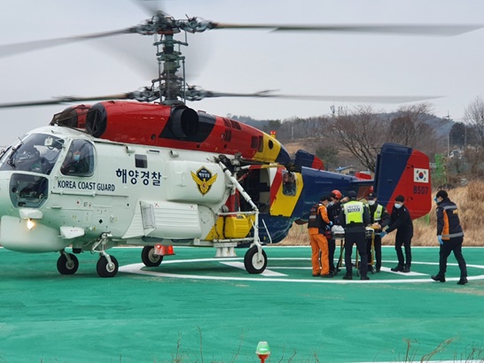 여수 해경 신월동 헬기장에 응급환자를 내리고 있다.