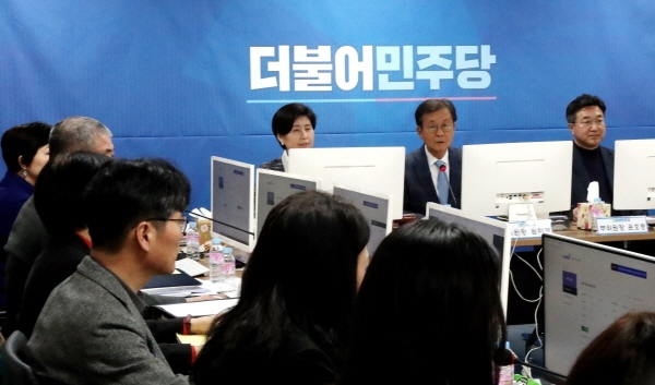 더불어민주당 원혜영 공천관리위원장 및 위원들이 지난 9일 서울 여의도 더불어민주당사에서 제21대 지역구 국회의원 후보자 면접을 하고 있다.
