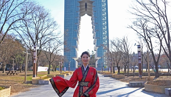 지난해 12월경주엑스포를 방문한 슈퍼모델 장원진씨가 경주타워 앞에서 홍보영상을 촬영하고 있다.