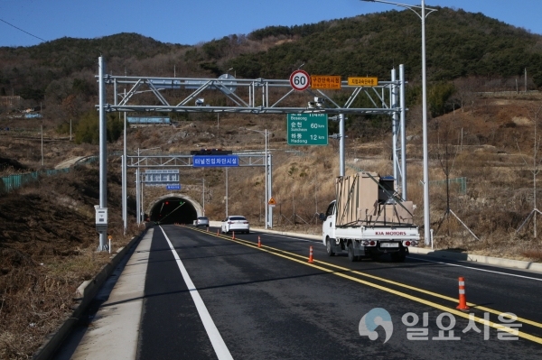 왕복 2차로로 만들어진 국도에 2019년 초 전국 최초로 황치산터널∼학리1터널 5.6㎞에 제한속도 시속 60㎞의 구간단속 카메라를 설치해 현재 운영 중이다. @ 하동군 제공