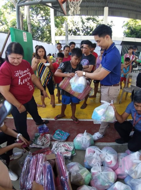 영남대 박정희새마을대학원 학생들이 전달한 성금으로 구매한 구호물품을 필리핀 현지 이재민들에게 전달하고 있다.