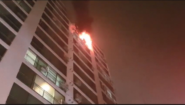 14일 오전 1시44분경 전주시에 위치한 한 아파트 13층에서 화재가 발생, 주민 134명이 대피했다. [사진=전북소방본부 제공]