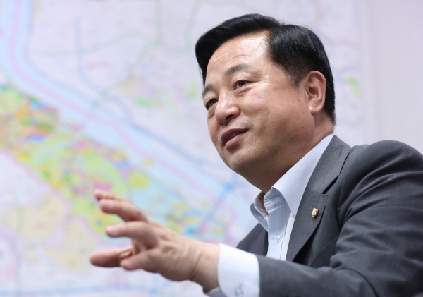 21대 총선에서 경남 양산을에 출마함과 동시에 PK지역 선거 전반을 이끄는 중책을 맡게 된 김두관 더불어민주당 의원 [뉴시스]