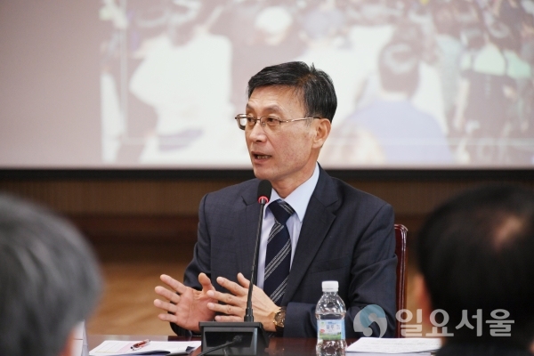 회의를 주재하는 정하영 김포시장