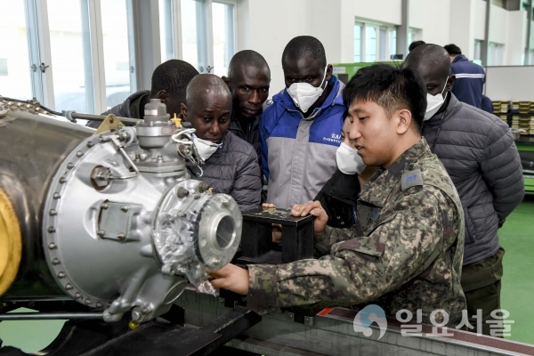 지난 11일, 기관중대 신병두 상사가 세네갈 공군 정비사들에게 엔진 구조에 대해 설명하고 있다. @ 공군 제3훈련비행단 제공