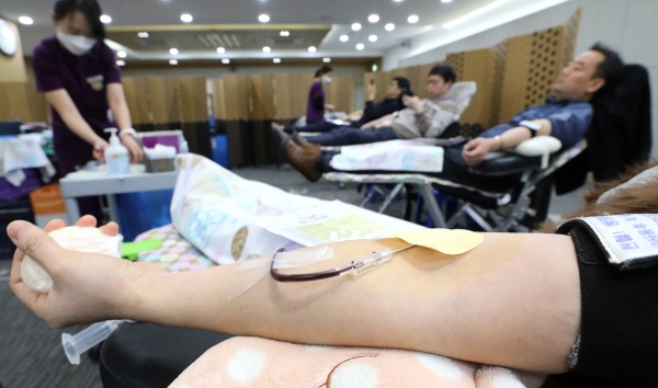 신종 코로나바이러스 감염 우려 등으로 최근 헌혈이 줄어 혈액 수급에 비상이 걸린 가운데 지난 7일 오전 정부세종청사에서 공무원들이 단체헌혈을 하고 있다. [뉴시스]