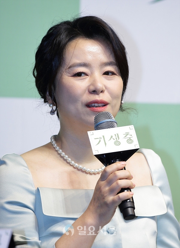 영화 기생충 기자회견에 참석한 장혜진