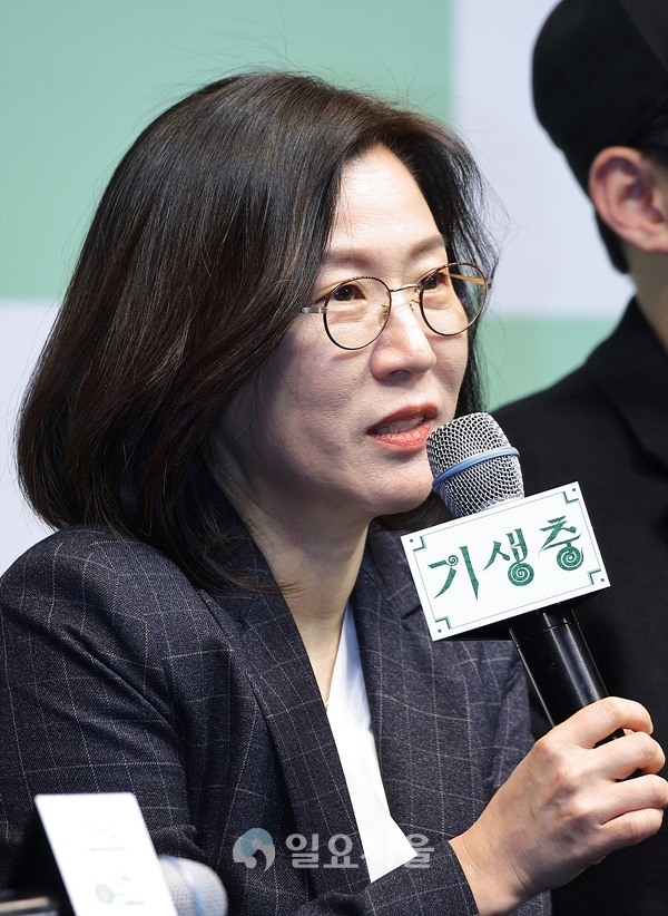 영화 기생충 기자회견에 참석한 바른손이앤에이 대표 곽신애