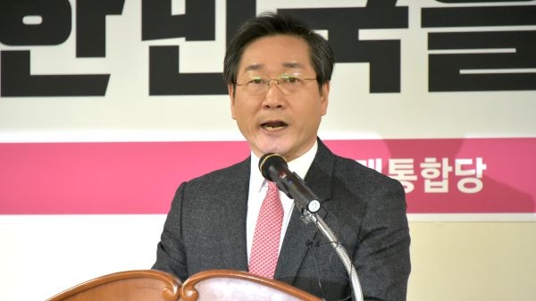 유정복 전 인천시장 “전략공천 수용… 인천 총선 승리 견인” 기자회견 모습