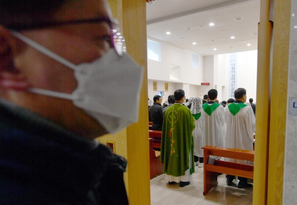 신종 코로나 바이러스 감염증이 확산되고 있는 가운데 지난 9일 오전 광주 남구 봉선동 한 성당에서 신자들이 마스크를 착용하고 미사에 참석하고 있다. [뉴시스]