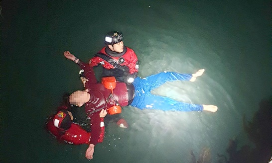 바다에 빠진 익수자를 여수해경 소속 구조대원이 구조하고 있다.