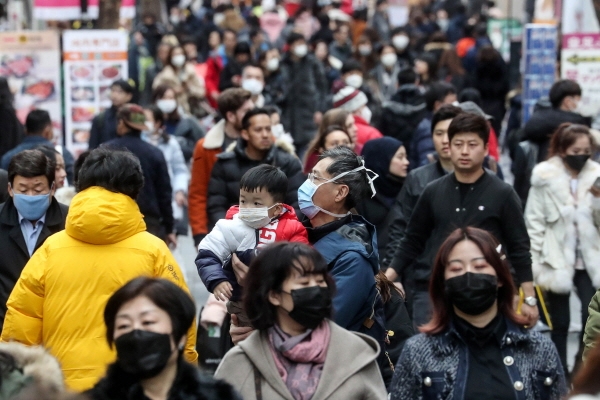 신종 코로나바이러스 감염증(우한 폐렴)이 확산 중인 지난 28일 오후 서울 중구 명동 거리에서 시민들과 관광객들이 마스크를 착용하고 있다. [뉴시스]