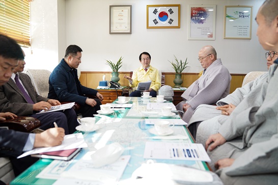 목포시는 김종식 시장 주재로 종교계에 코로나19 지역사회 유입차단에 대한 작극적인 협조를 요청했다.