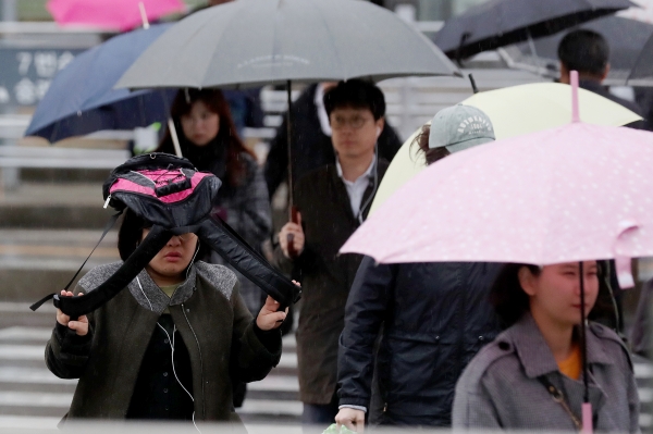 봄비가 내리는 9일 오후 서울 용산구 서울역 앞에서 시민들이 우산을 쓰고 있다. 2019.04.09. [뉴시스]