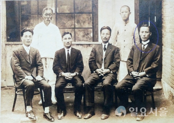 앞줄 왼쪽에서 두 번째 안희제, 맨 오른쪽(원내) 윤주석 선생(1924년) @ 하동군 제공