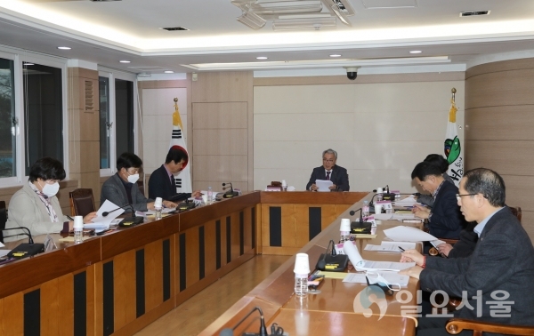 함안군은 지난 25일 오후2시 군청2층 소회의실에서 2020년 공동주택관리 지원사업 심의위원회를 개최했다. @ 함안군 제공