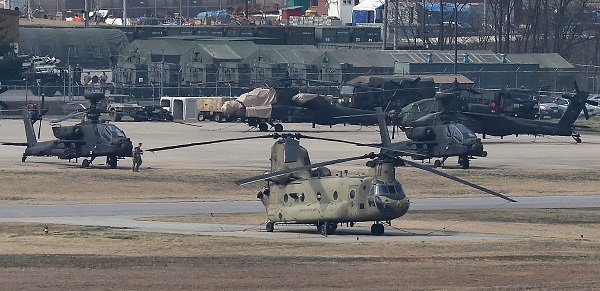 평창동계올림픽으로 늦춰졌던 한미연합훈련의 일환으로 대규모 상륙작전 쌍룡훈련이 실시된 지난 2018년 4월 2일 경기 평택 미8군사령부에 아파치(AH-64) 헬기와 치누크가 계류되어 있다. [뉴시스]