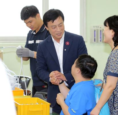 지난해 7월 1일, 이강호 구청장이 관내 장애인 복지시설을 방문해 종사자들을 격려하고 있는 모습