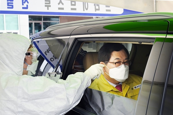주낙영 경주시장이 ‘코로나19 드라이브스루 선별진료소’에서 차량에 승차한 상태에서 검사를 진행하고 있다.