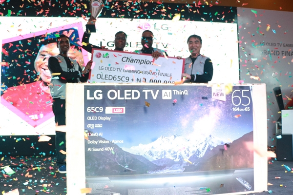 LG전자가 개최한 나이지리아 LG 올레드 TV 게이밍 챌린지에서 우승자가 무대에서 환호하는 모습. [LG전자]