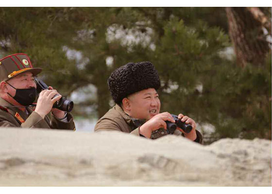 김정은 북한 국무위원장이 9일 동해안에서 인민군 포병훈련을 참관했다. [노동신문]