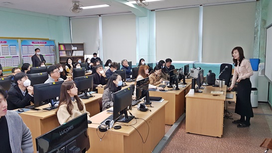 전남 장흥군에 위치한 장흥고등학교에서 교사들이 구글 클래스 룸 운영 연수를 실시하고 있는 모습이다.