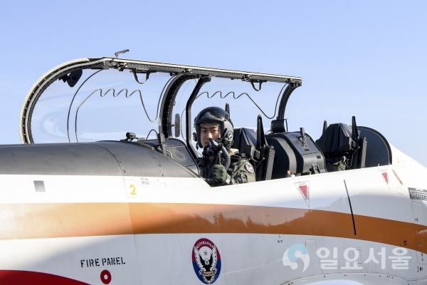 217대대 김상우 중위가 12일, 생애 첫 KT-1 단독비행을 마친 직후 포즈를 취하고 있다. @ 제3훈련비행단 제공