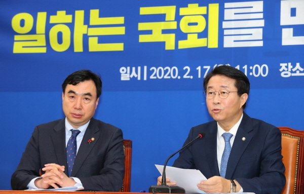 조정식(오른쪽) 더불어민주당 정책위의장이 지난 17일 서울 여의도 국회에서 21대 총선 정치개혁 공약발표를 하고 있다. [뉴시스]