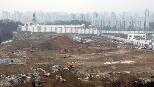 지난 1월8일 오후 서울 강동구 둔촌주공아파트 단지가 재건축 공사 진행중이다. [뉴시스]