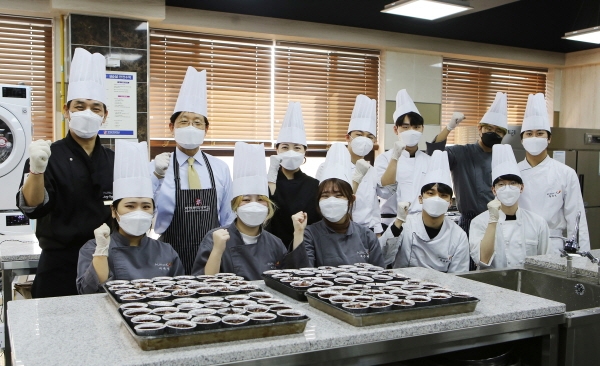 계명문화대학교 식품영양조리학부 학생들이 의료진을 위한 머핀을 만들고 있으며, 박승호 총장도 학생들을 돕고 있다.