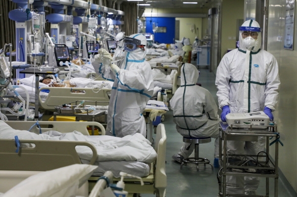 중국 후베이성 우한의 한 병원에서 6일 보호복을 입은 의료진이 코로나 19 환자들을 돌보고 있다. 2020.02.13. [뉴시스]